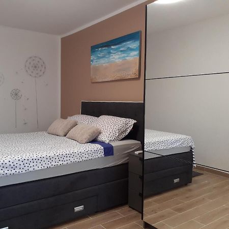 Apartment Hana With A Private Pool Малинска Экстерьер фото