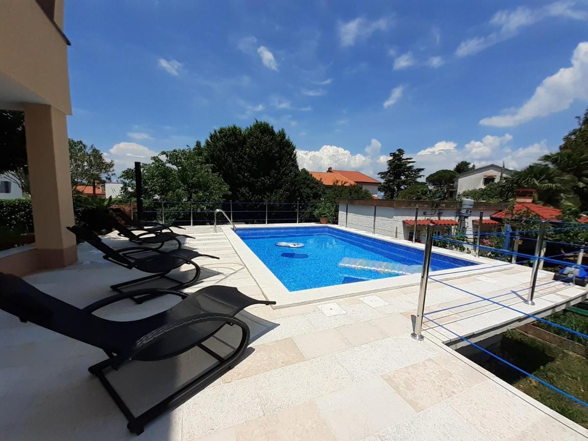 Apartment Hana With A Private Pool Малинска Экстерьер фото