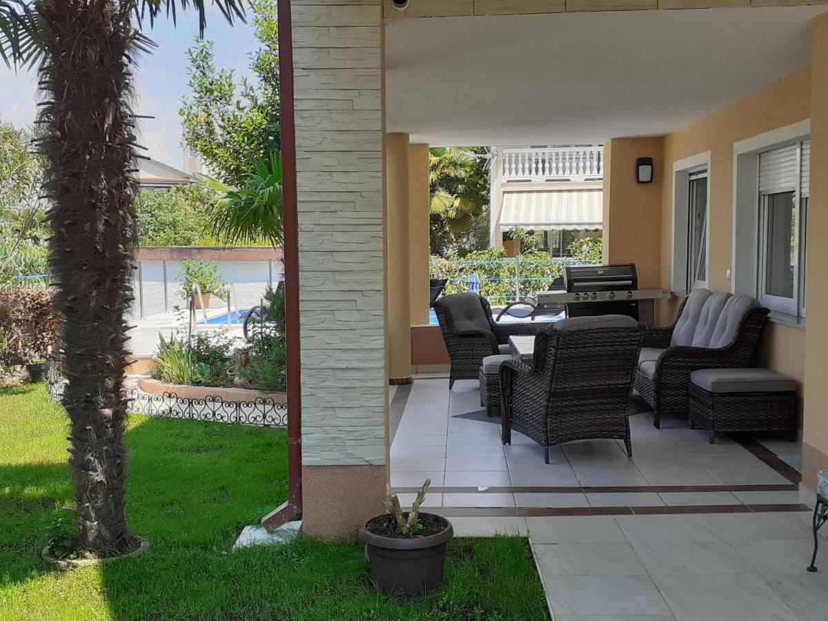Apartment Hana With A Private Pool Малинска Экстерьер фото