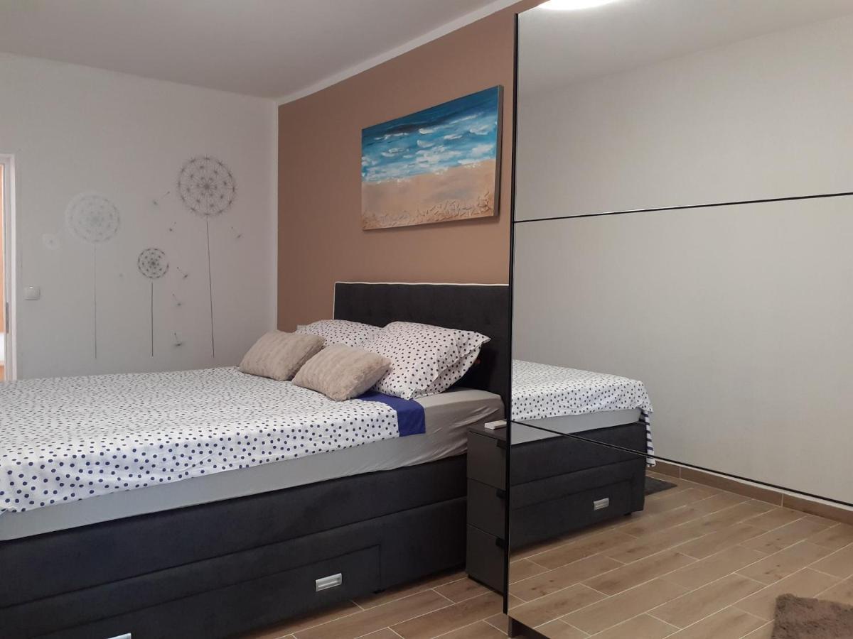 Apartment Hana With A Private Pool Малинска Экстерьер фото