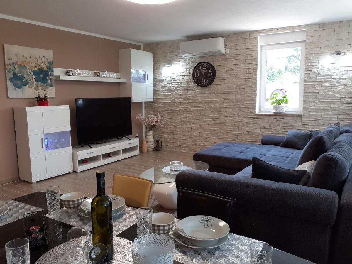 Apartment Hana With A Private Pool Малинска Экстерьер фото