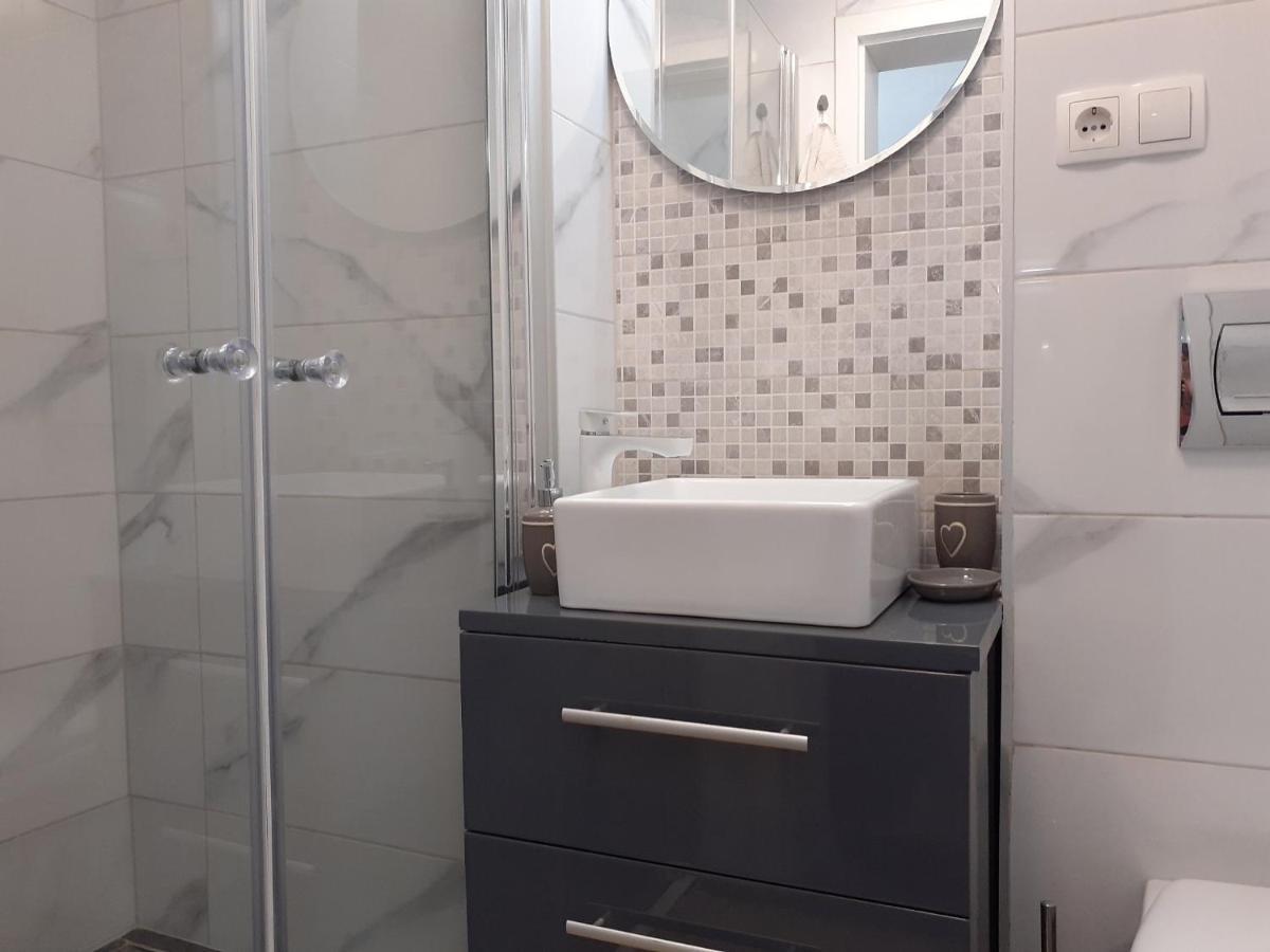 Apartment Hana With A Private Pool Малинска Экстерьер фото
